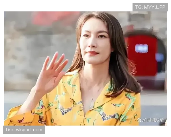 谢杏芳拎着名牌包逛菜市场，隔壁大妈的表情比我还震惊