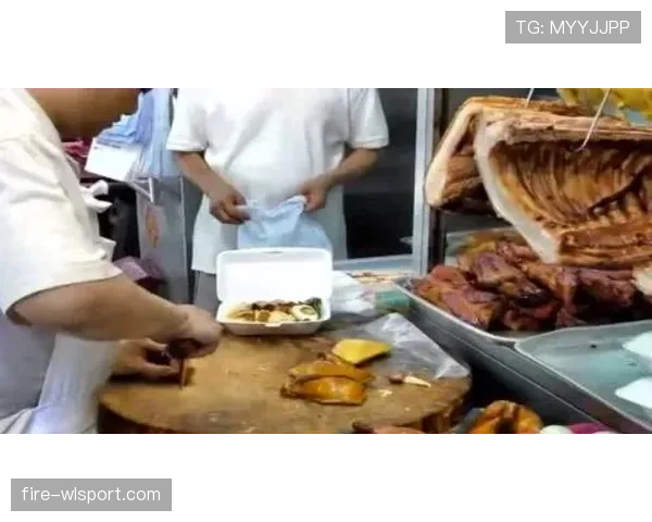 邹市明刚发的照片一张劳力士，一张塑料凳子和盒饭，这反差我还没缓过来
